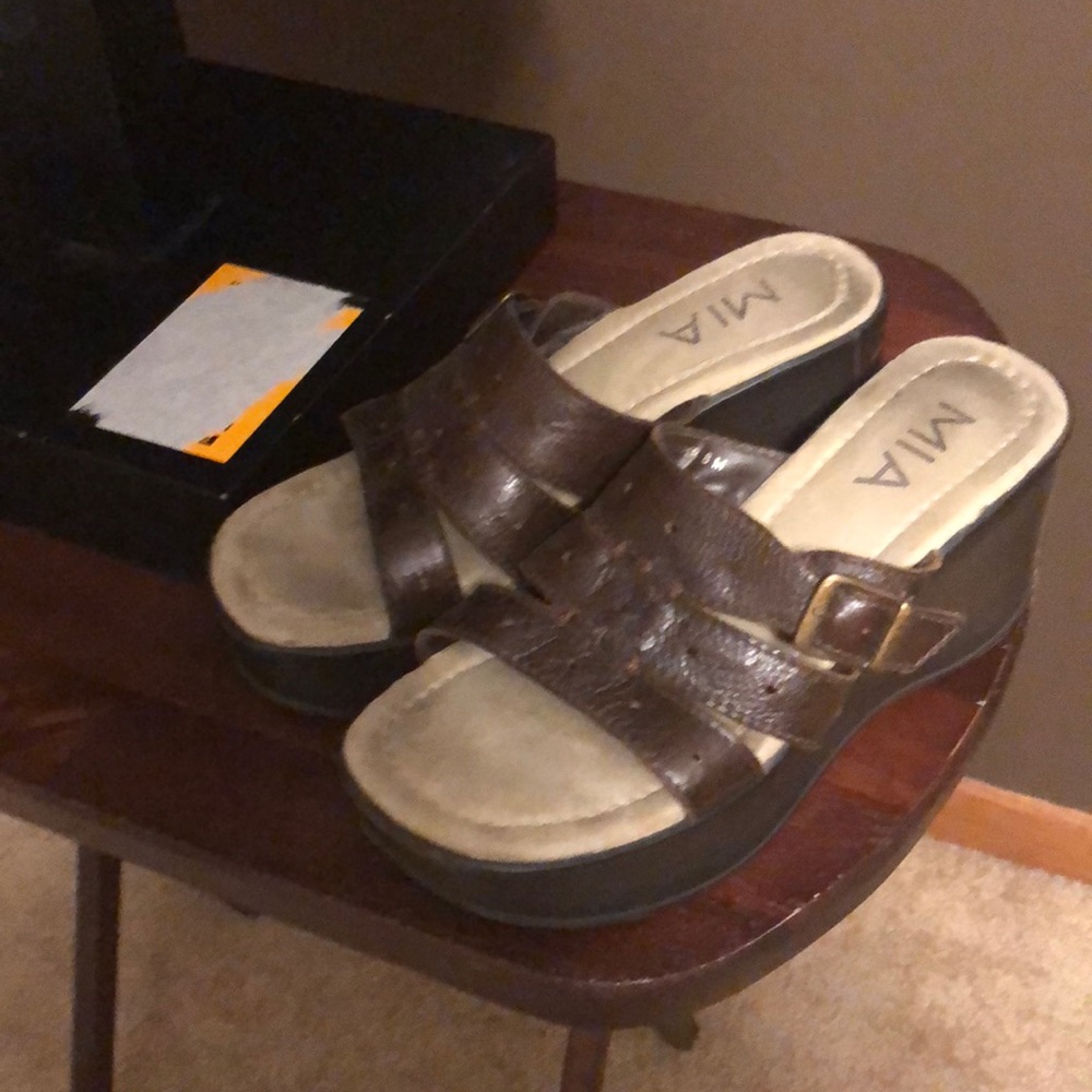 Mia Chunky Brown Platform Slides